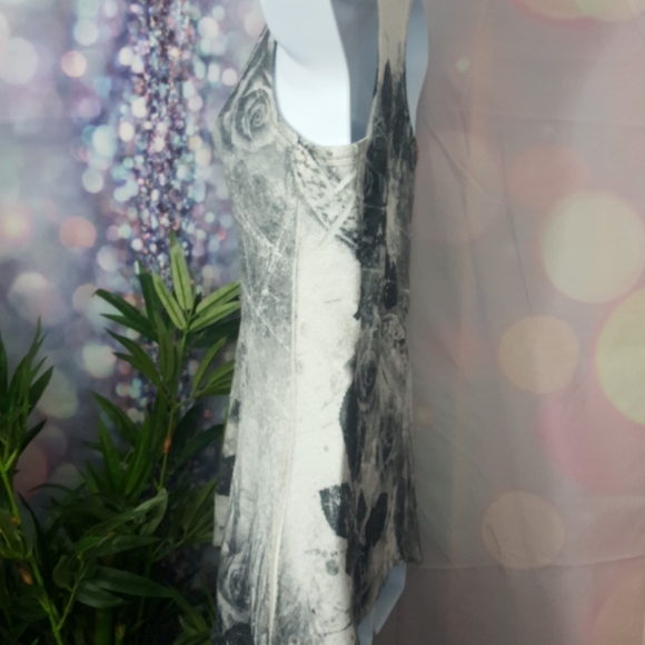 Black-white rose ribbed gem tank top size small - Picture 5 of 8